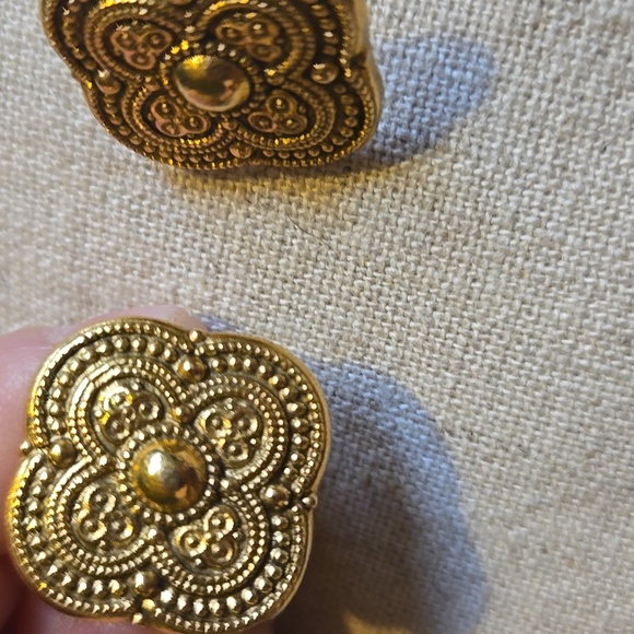Vintage 1928 Gold Tone Floral Medallion Stud Earrings 💫 - Picture 2 of 3